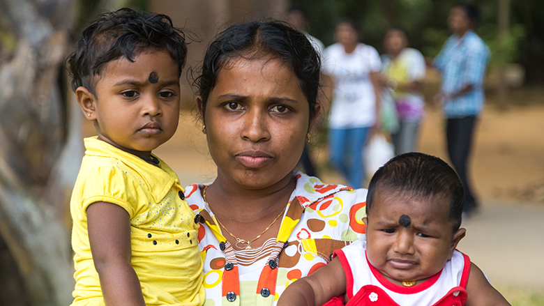 https://www.worldbank.org/content/dam/photos/780x439/2018/jun/Work-or-Family-Sri-Lankan-Women-Shouldn-t-Have-to-Choose.AEM.jpg