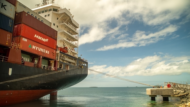 Container ship at the port in Nuku’alofa,Tonga © World Bank_Chris Morgan