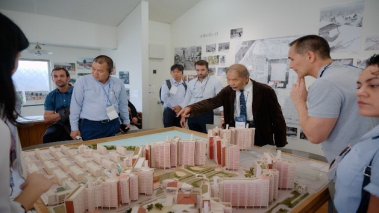 Participants-learning-about-the-history-of-informal-settlements-in-the-Moto-machi-area2