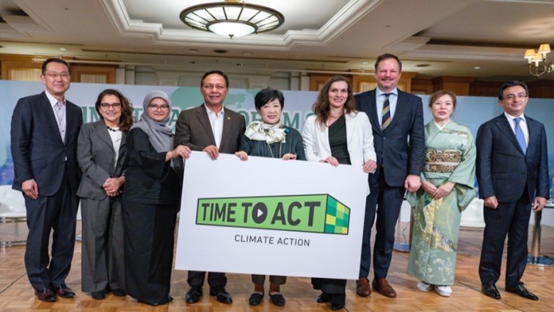 Tokyo-Governor-Yuriko-Koike-and-Angelica-Nunez-Manager-of-the-World-Bank-in-a-group-photo