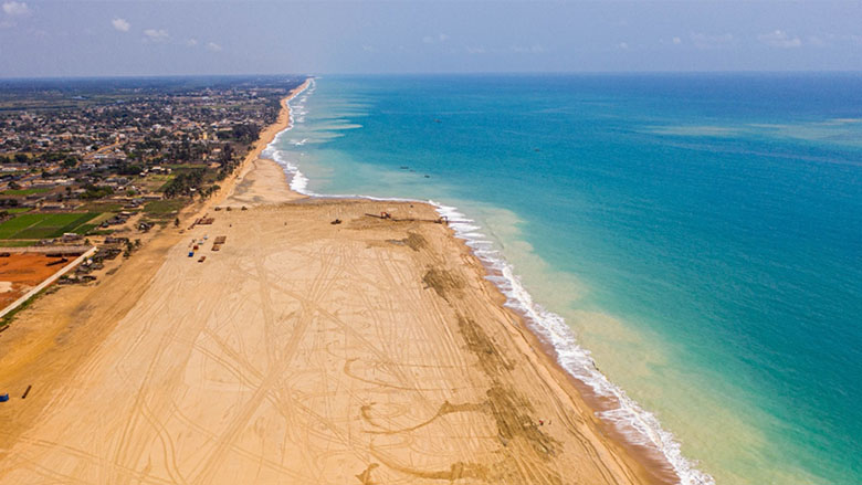 Caption: Restored coastline in Benin and Togo. (WACA/World Bank)