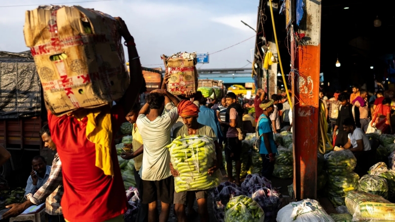 Crowded vegetable market 