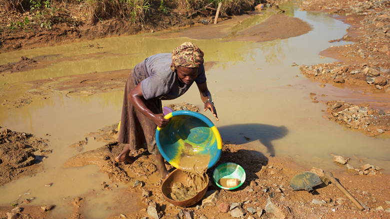 Ivory Coast, woman ASM miner